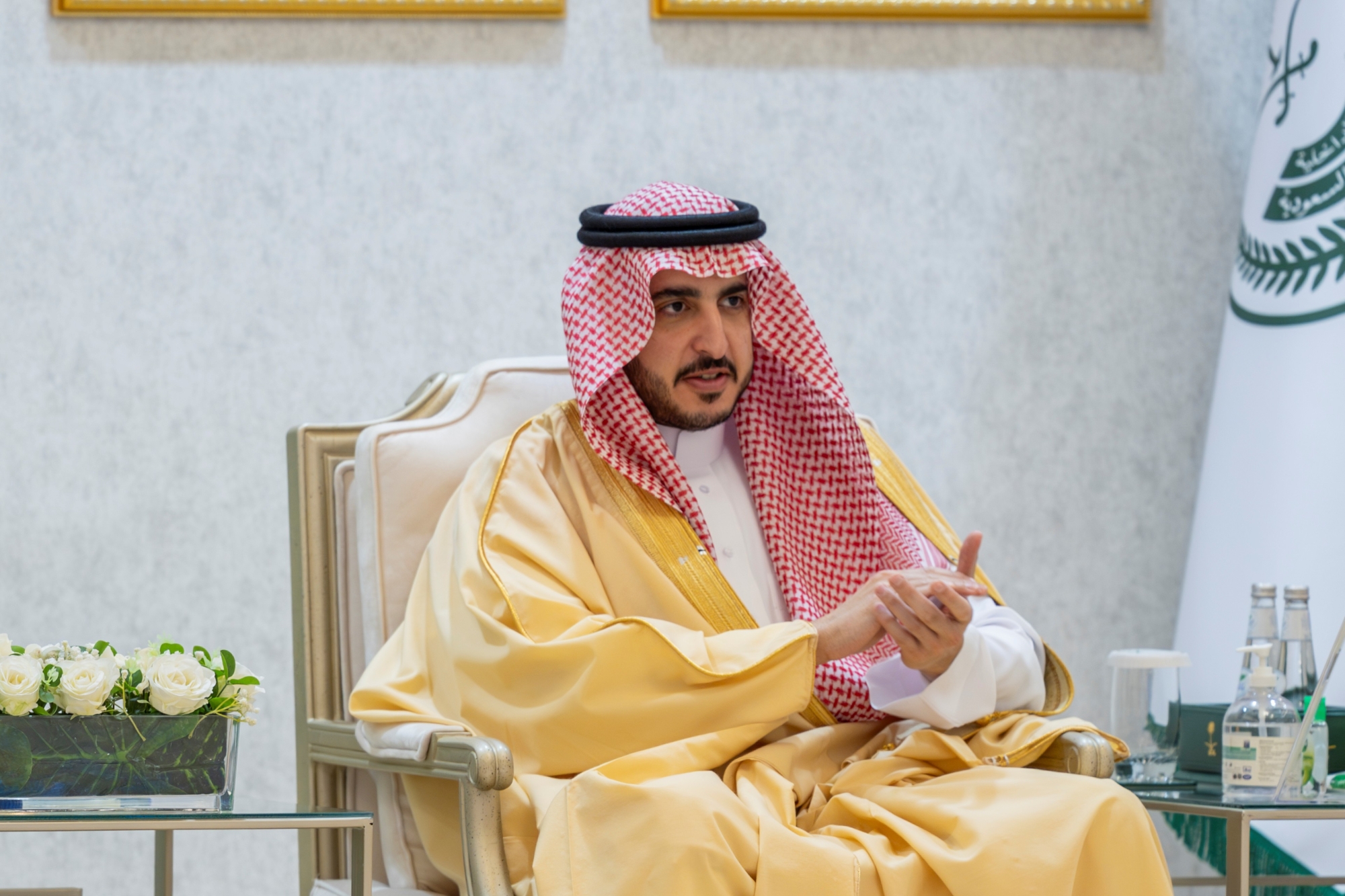 أمير الجوف يسلم وثائق تملك الوحدات السكنية للأسر المستحقة