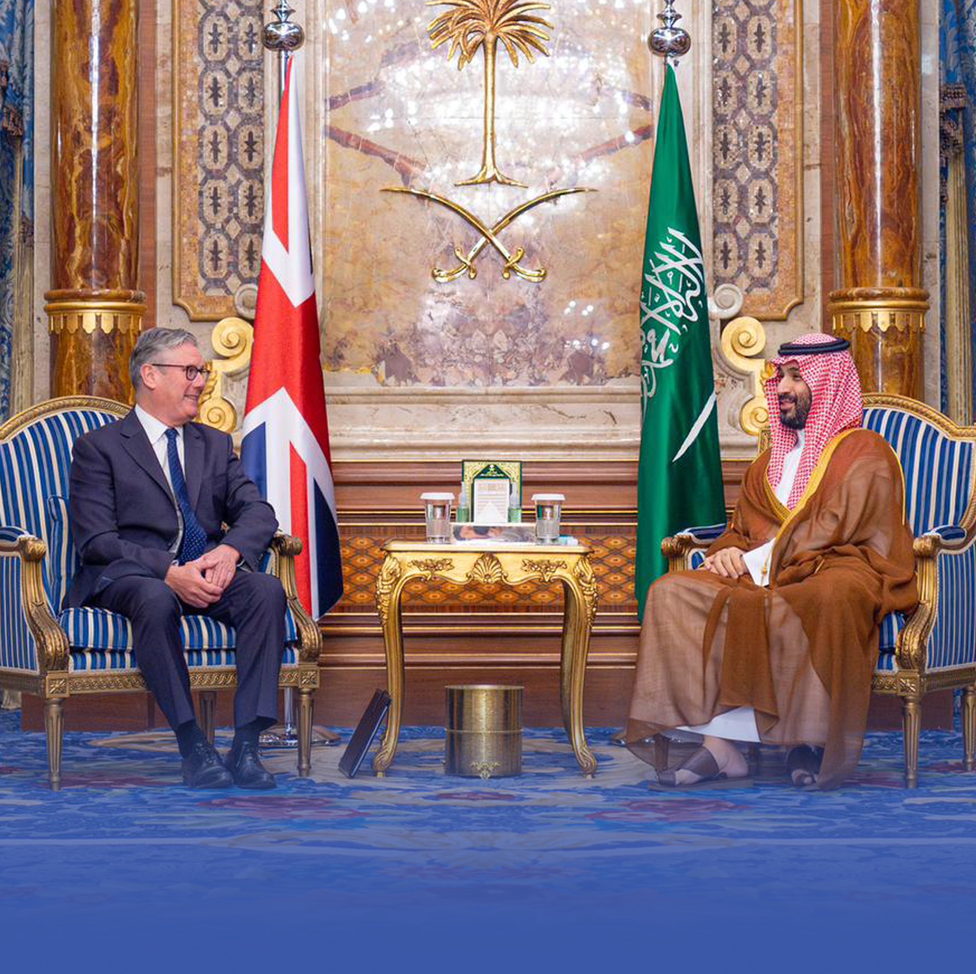 ولي العهد يبحث مع رئيس الوزراء البريطاني مستجدات الأوضاع