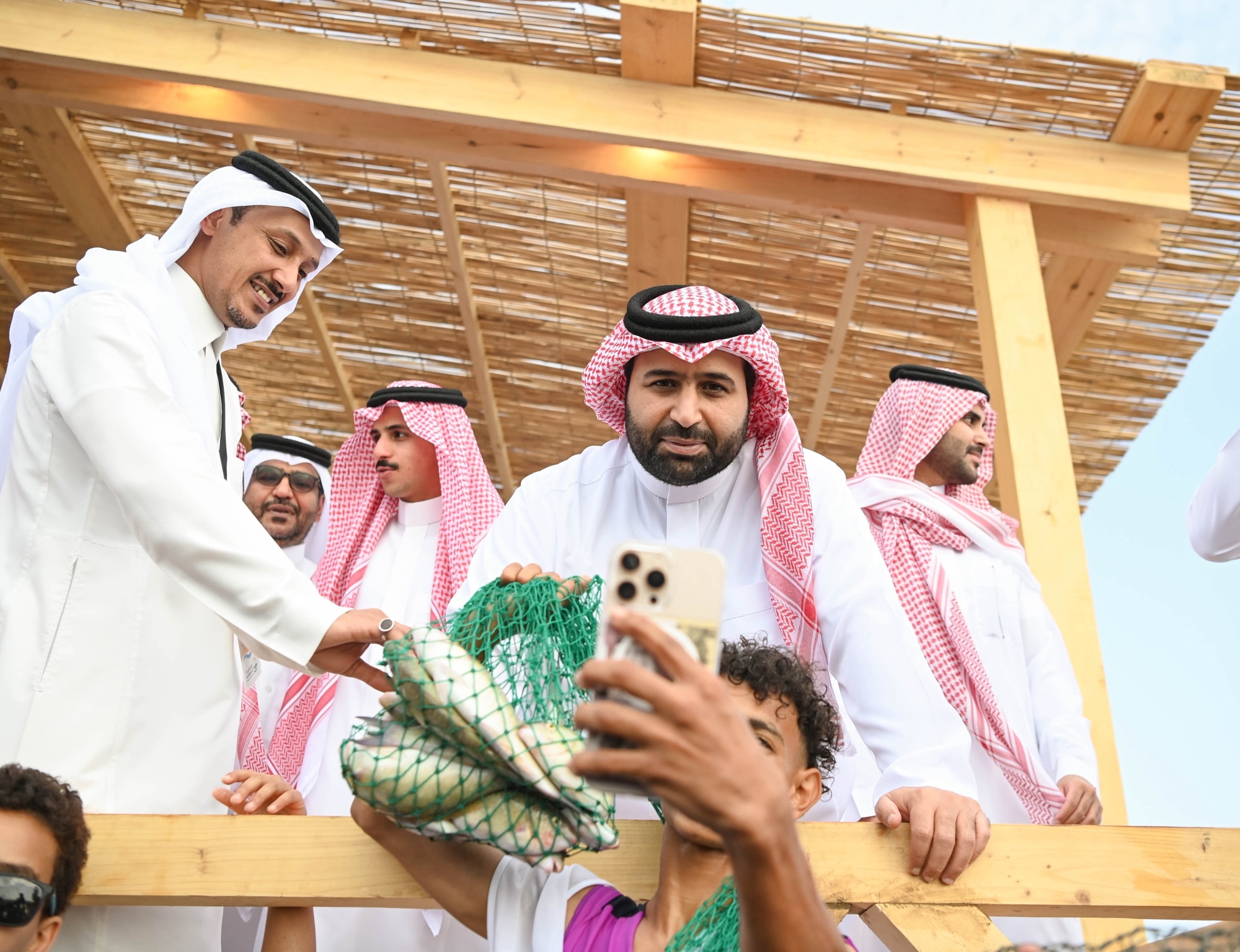 أمير جازان يشارك أهالي فرسان فرحة صيد الحريد