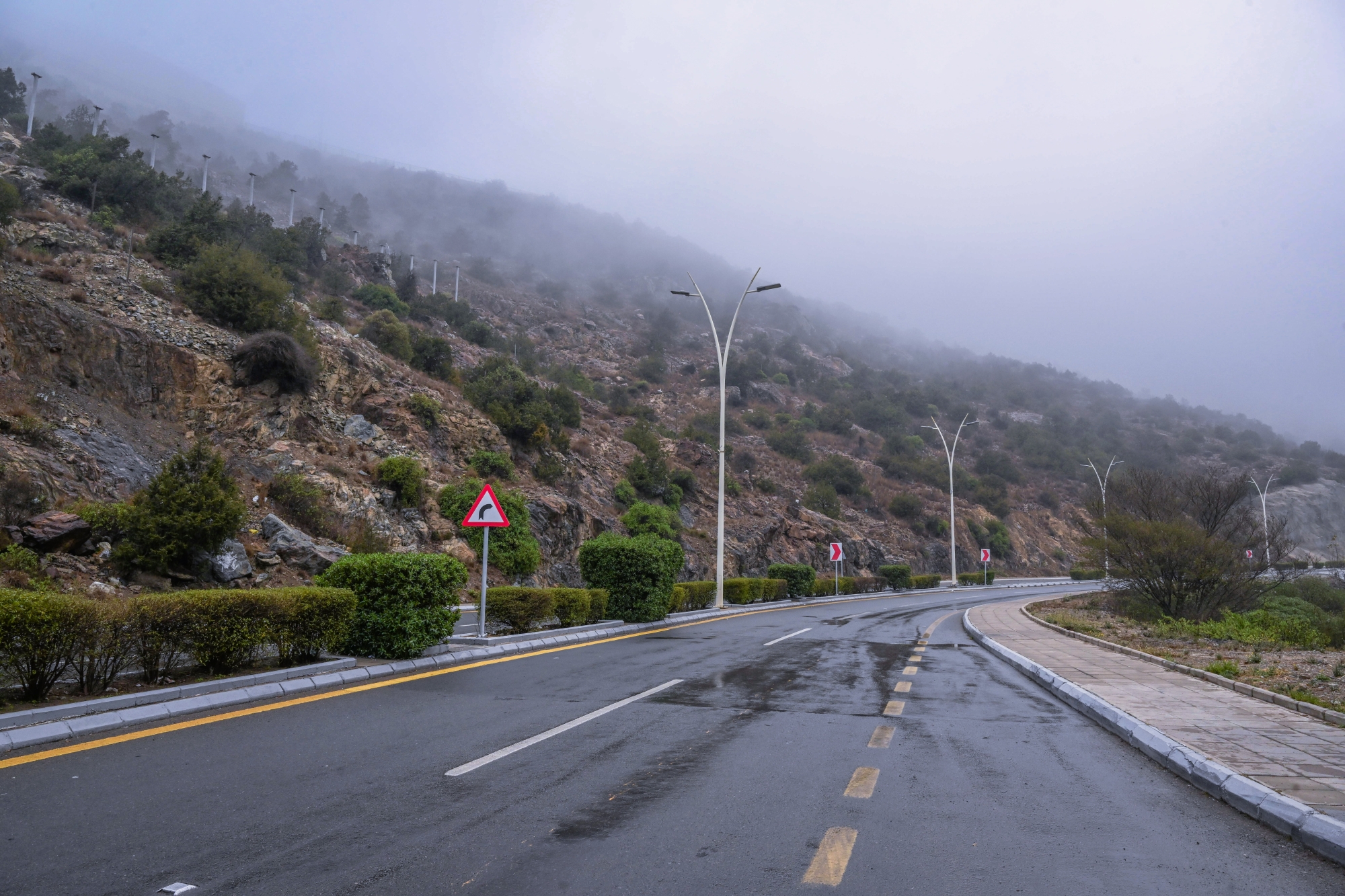 أمطار غزيرة وسيول على الأفلاج