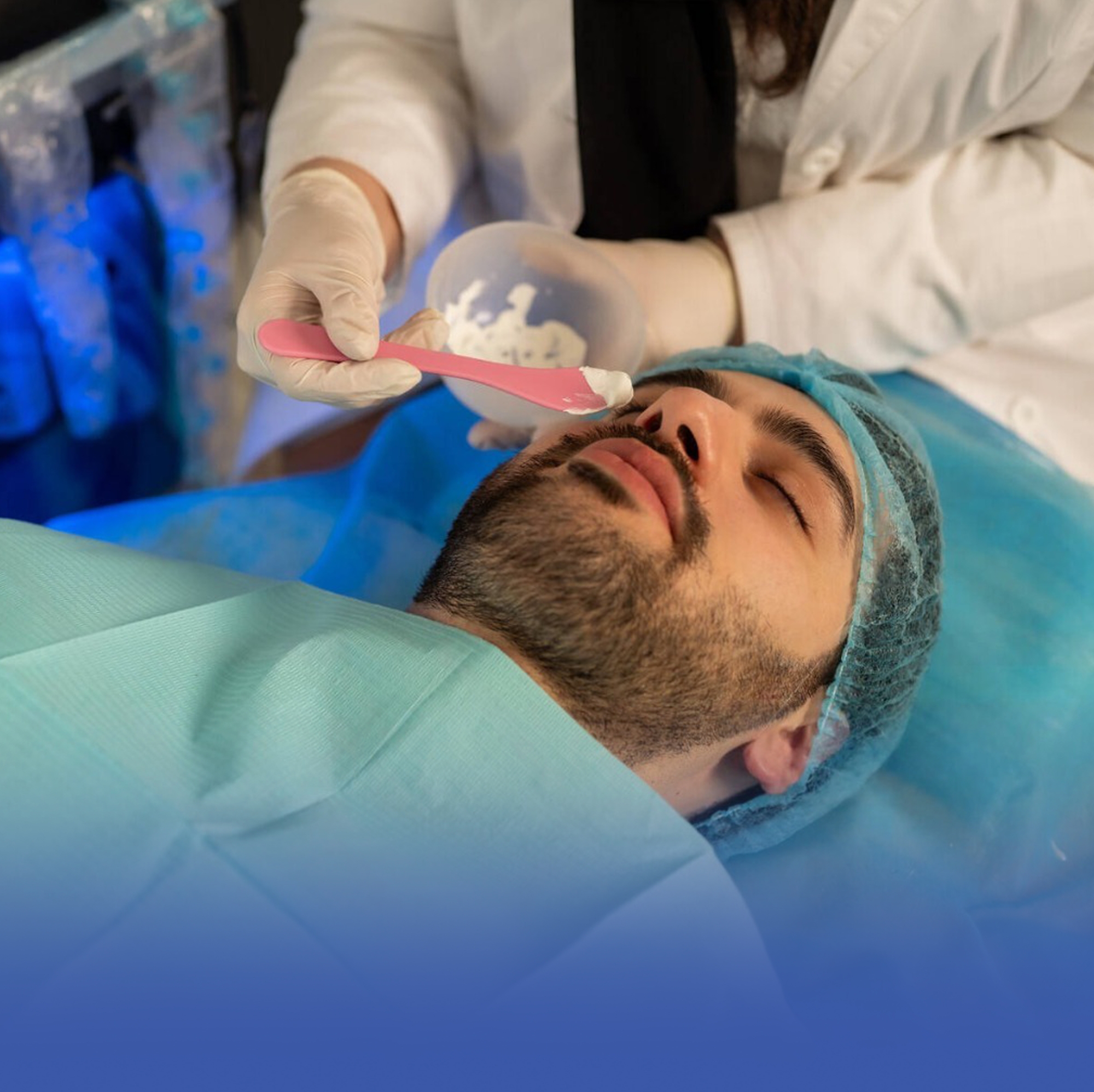 الشباب ينافسون الفتيات في عيادات التجميل بحثًا عن "النضارة"