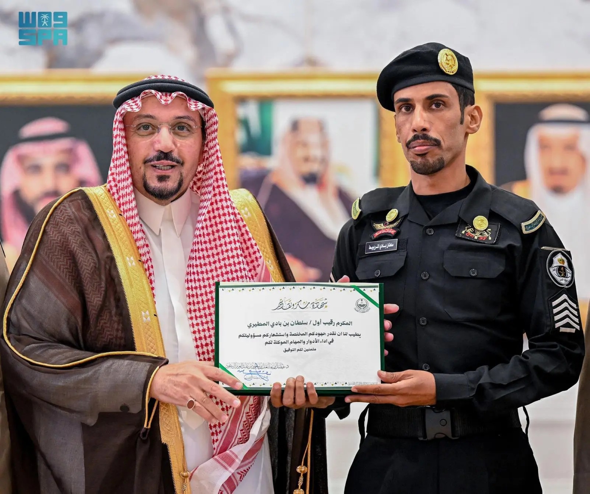 تكريم رجل أمن لإنقاذه حياة آخرين في حريق عنيزة