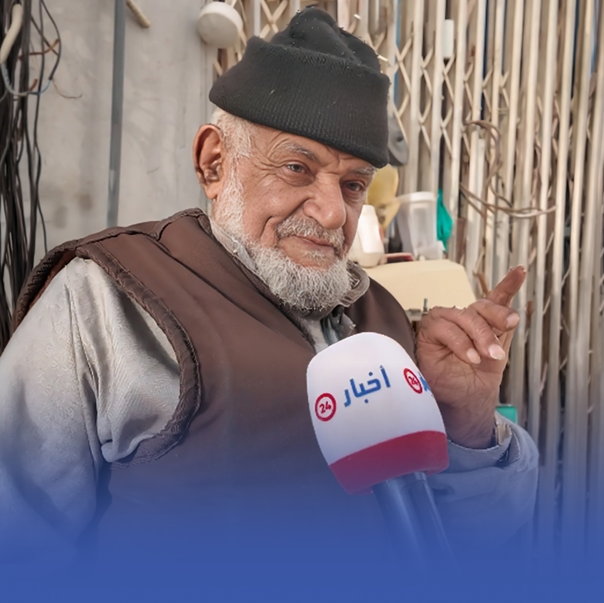 عبده دبوان.. 6 عقود من إعادة الحياة لمكائن الخياطة في تبوك