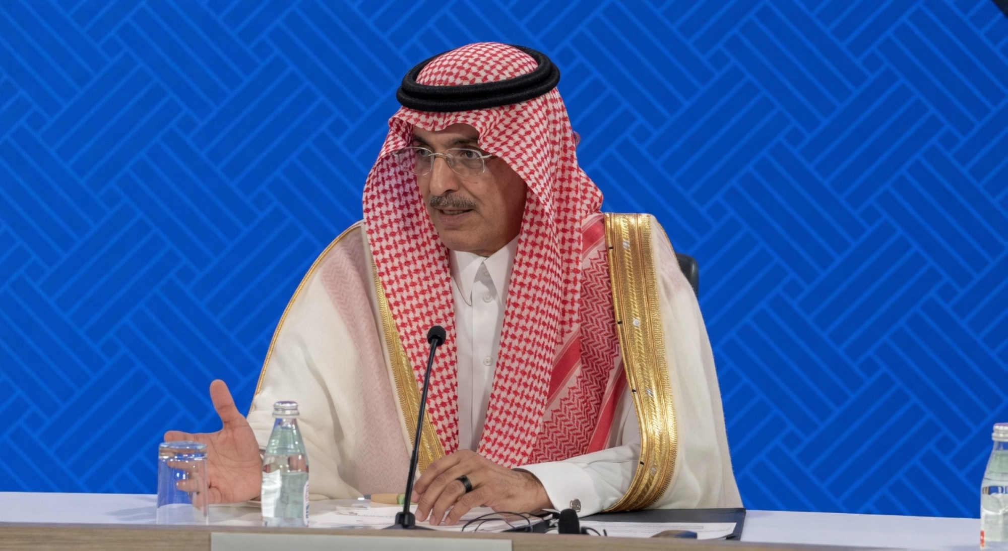 الجدعان: الاقتصاد العالمي ضبابي والنفط سيرتفع إذا طالت الحرب