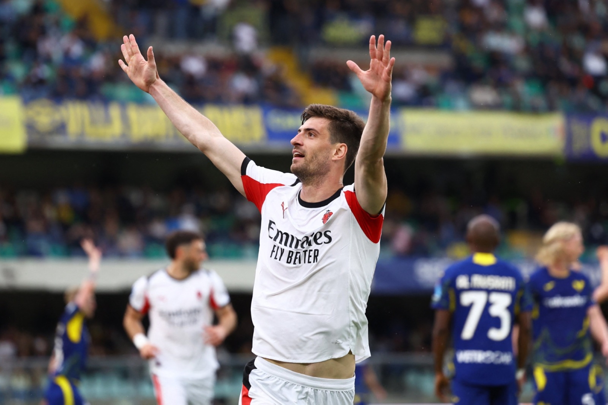 ميلان يعزز حظوظه في بلوغ دوري أبطال أوروبا بفوزه على فيرونا