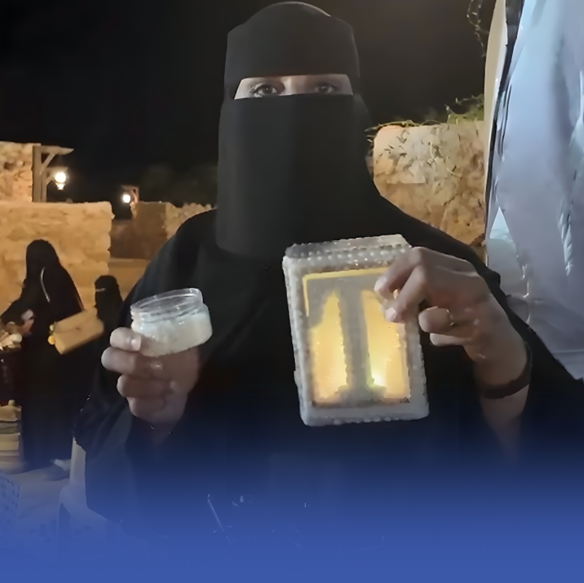 "سعاد".. حِرَفية تحوّل كنوز البحر إلى تحف فنية