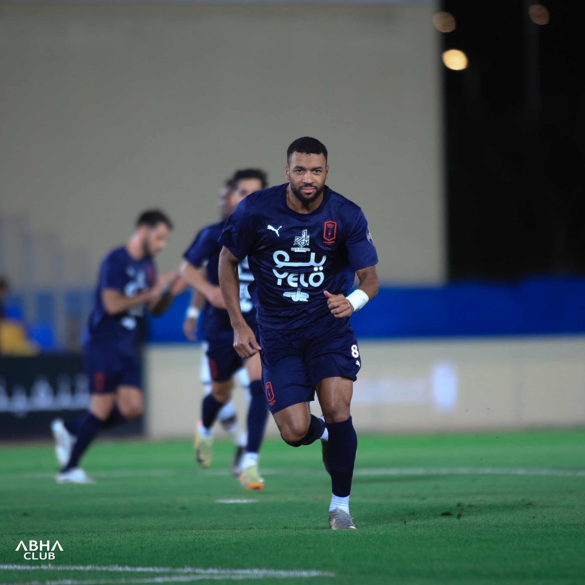 لاعب أبها سيلا: العمل اليومي والروح الجماعية قادا الفريق إلى روشن