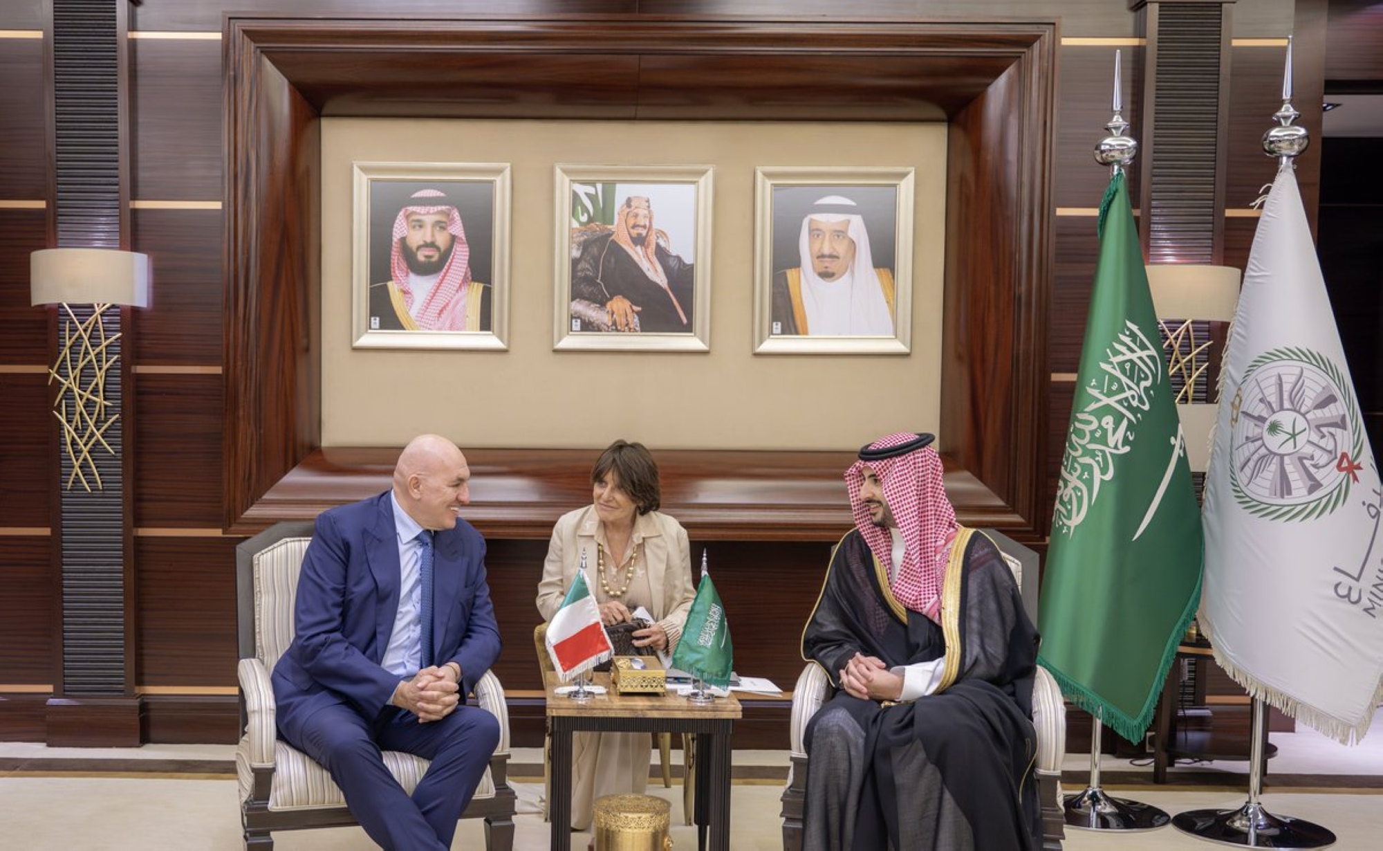 وزير الدفاع يستعرض الشراكة العسكرية السعودية الإيطالية