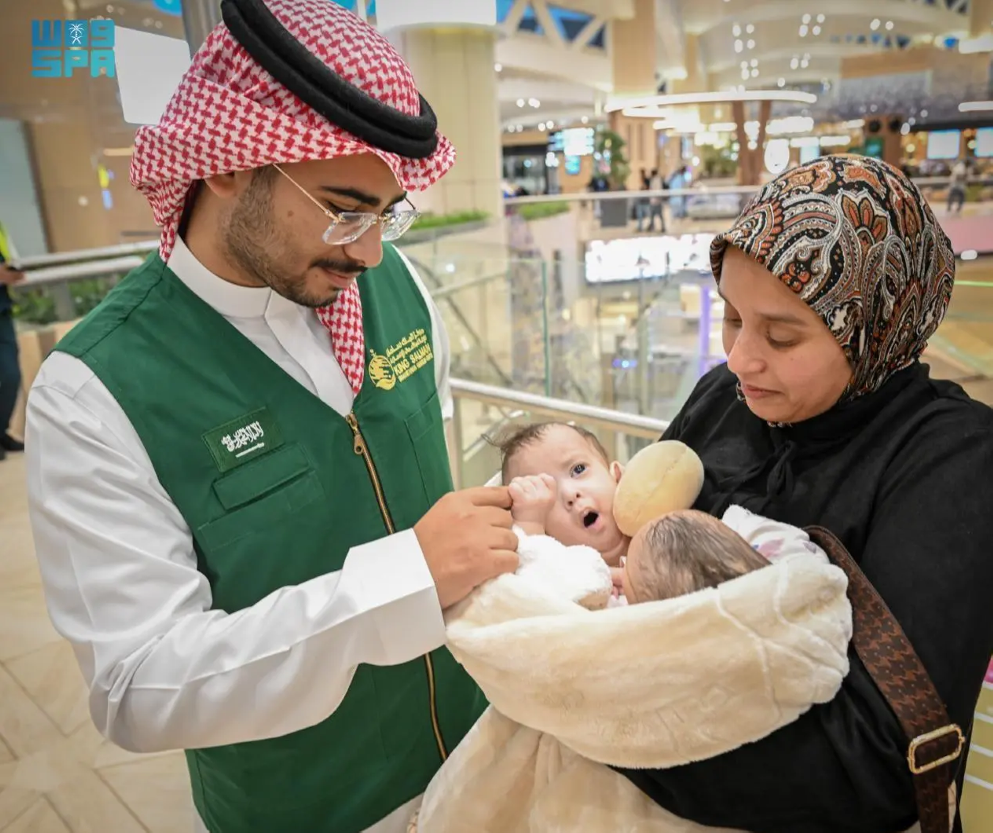وصول التوأم السيامي المغربي سجى وضحى إلى الرياض