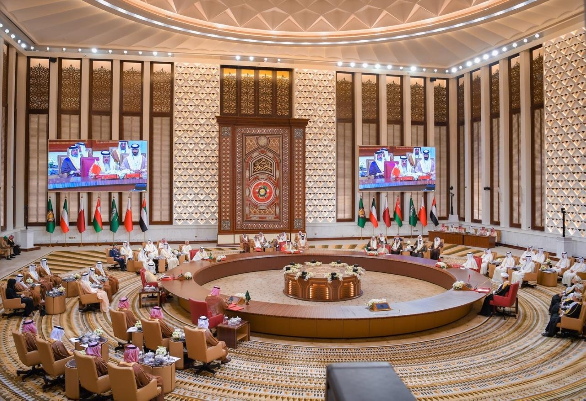 القمة الخليجية تشيد ببسالة القوات المسلحة في التصدي للاعتداءات الإيرانية