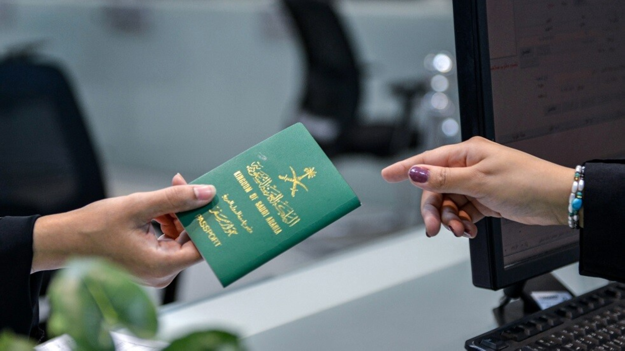 منع السفر والإبعاد للأجنبي.. تعديلات نظام مكافحة غسل الأموال
