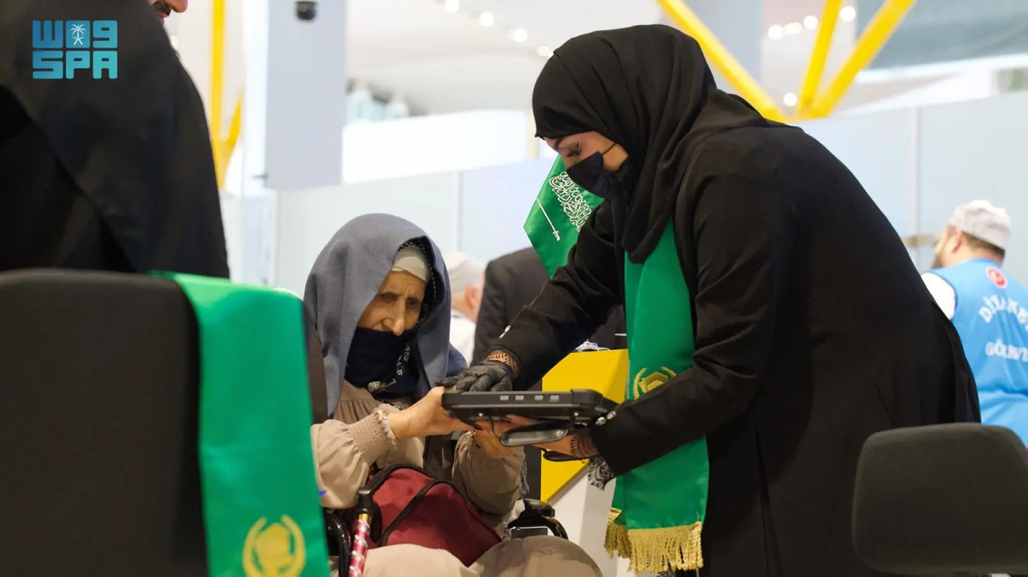 المرأة السعودية.. قلب التنظيم في رحلة ضيوف الرحمن
