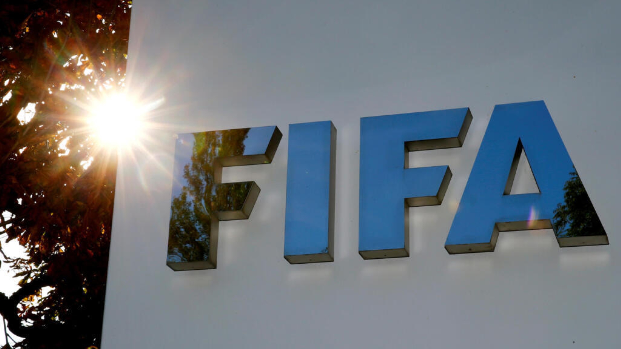 "فيفا" يوقف "ألفيس" خمس سنوات بسبب التحرش