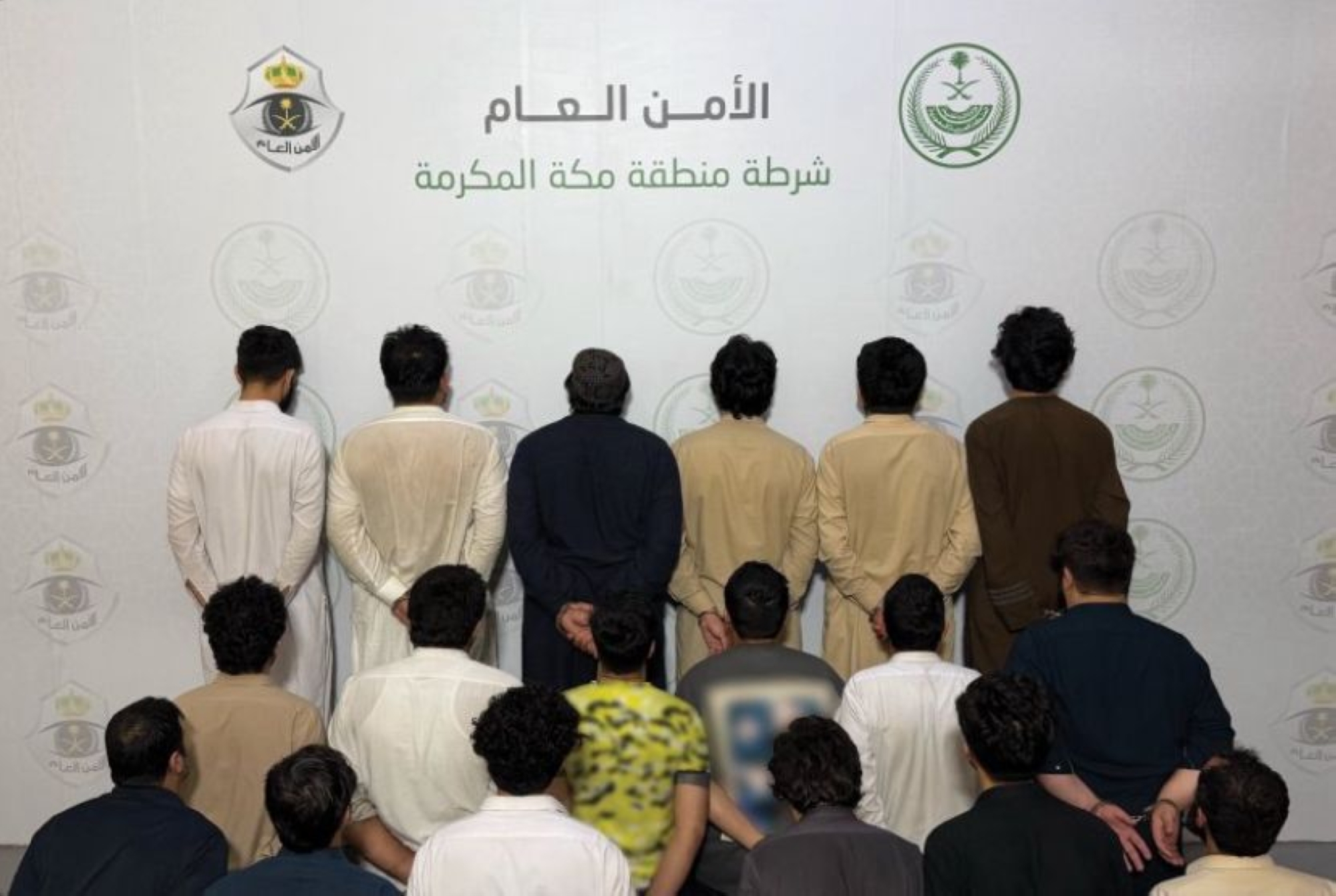 الإطاحة بـ 18 مقيمًا لتزويرهم إقامات وبطاقات نسك وأساور حج