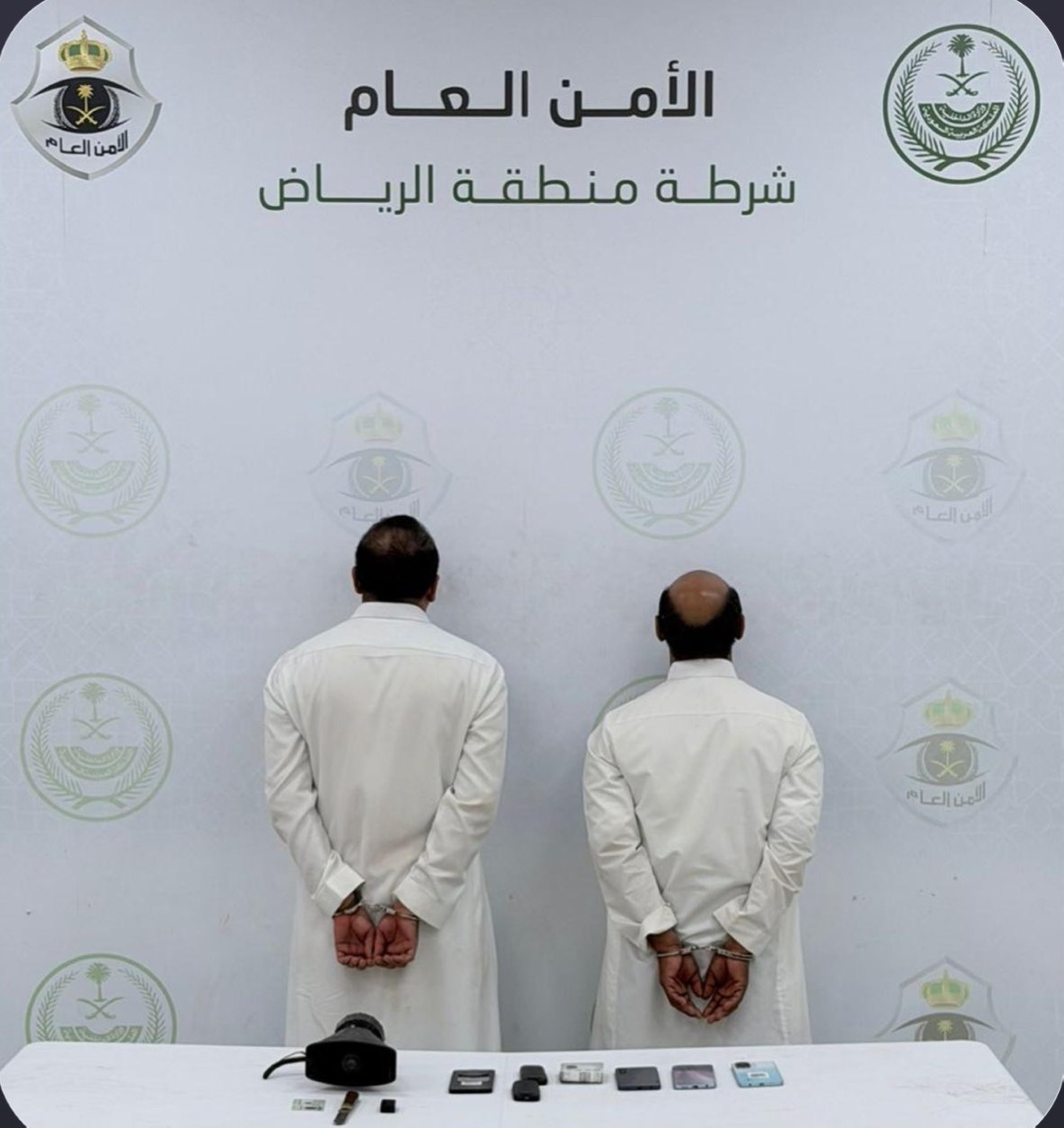 ضبط شخصين انتحلا صفة غير صحيحة وسرقا محلاً بالرياض