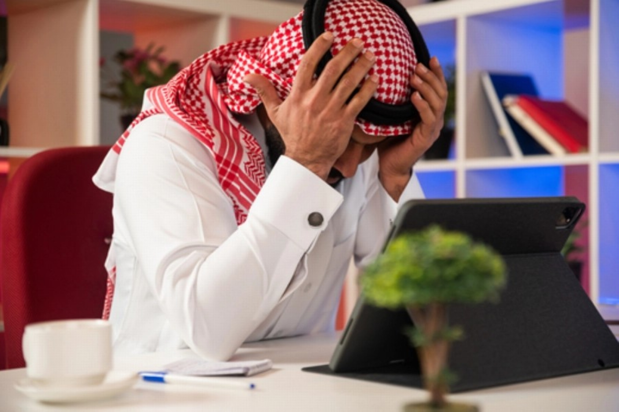 مختص: الاحتراق الوظيفي يبدأ بتراكم الضغط وينتهي بفقدان الشغف