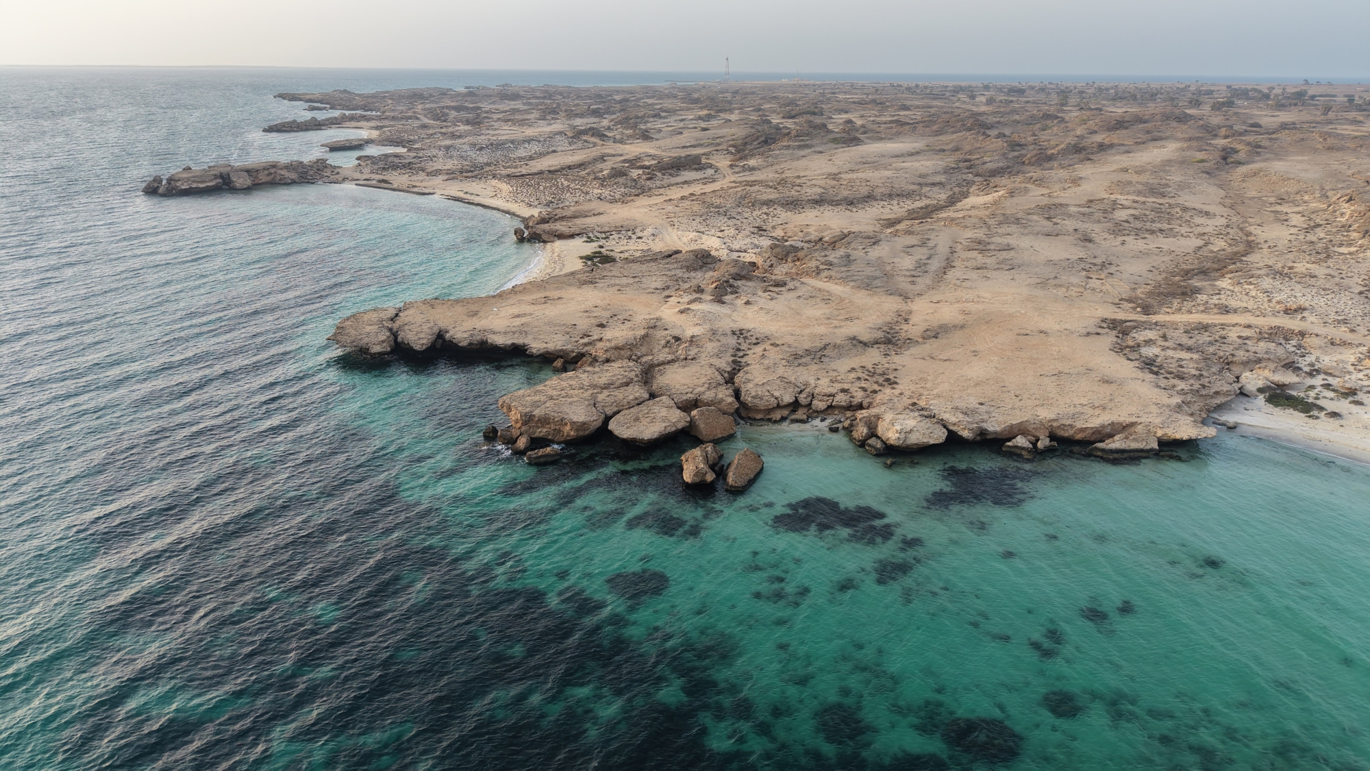 شاطئ خُتب.. وجهة ساحلية بكر تعزز جاذبية جزر فرسان
