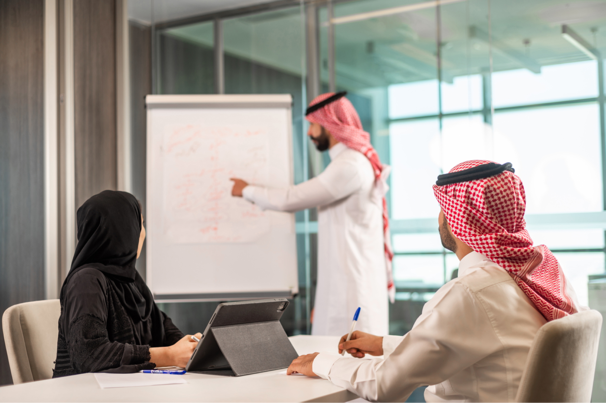 نظام الانضباط الوظيفي.. معايير تحمي الموظف الحكومي وتردع المخالف