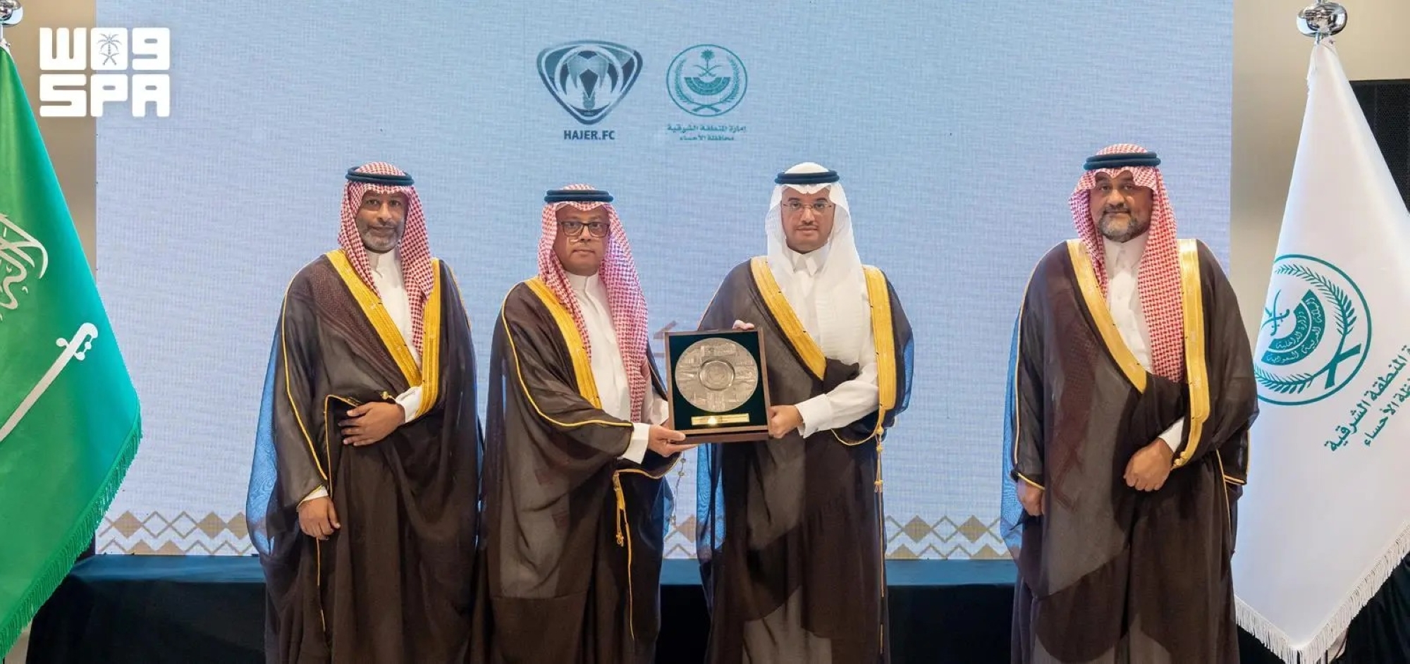 محافظ الأحساء يكرّم نادي هجر بعد صعوده إلى يلو