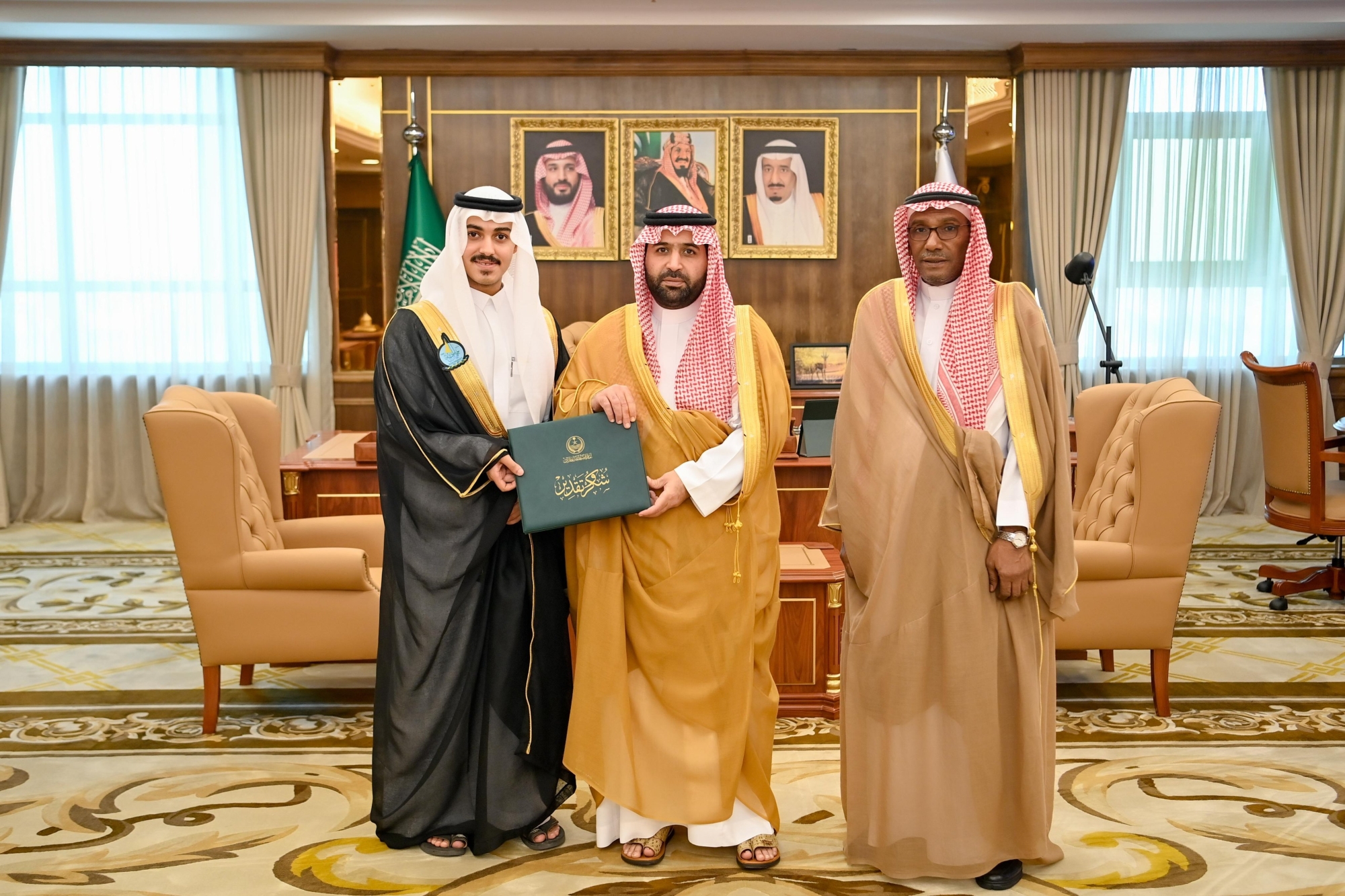 أمير جازان يكرّم إياد بعد تبرعه بكبده لوالده يوم تخرجه