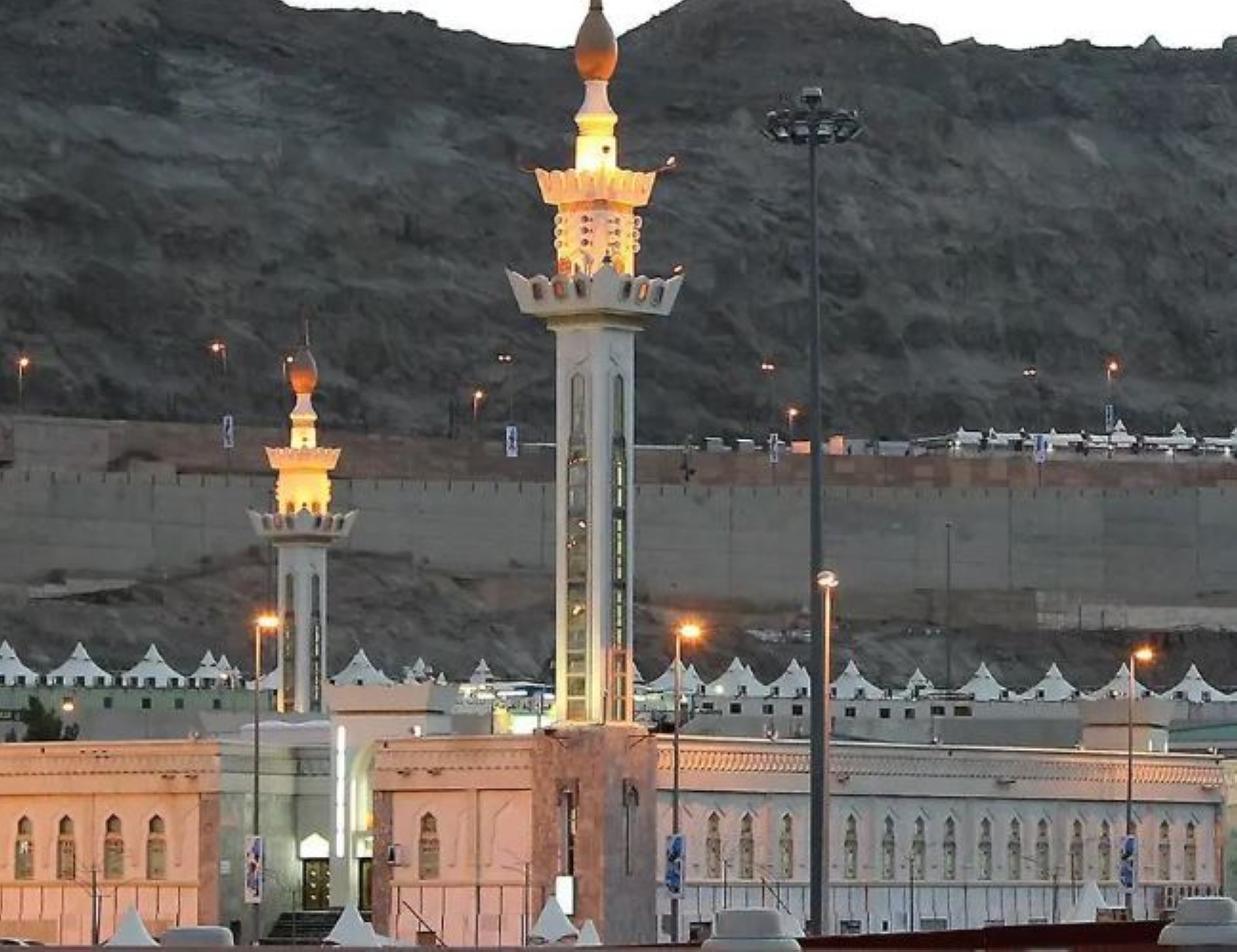 "إحسان" تعزز رحلة الحجاج بـ10 مساجد على طرق المشاعر