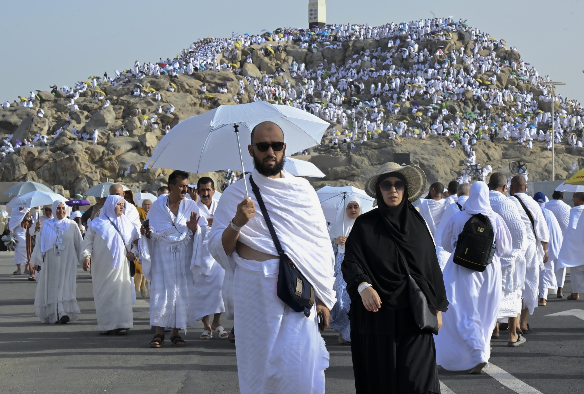 الحجاج يؤدون ركن الحج الأعظم بالوقوف على عرفات
