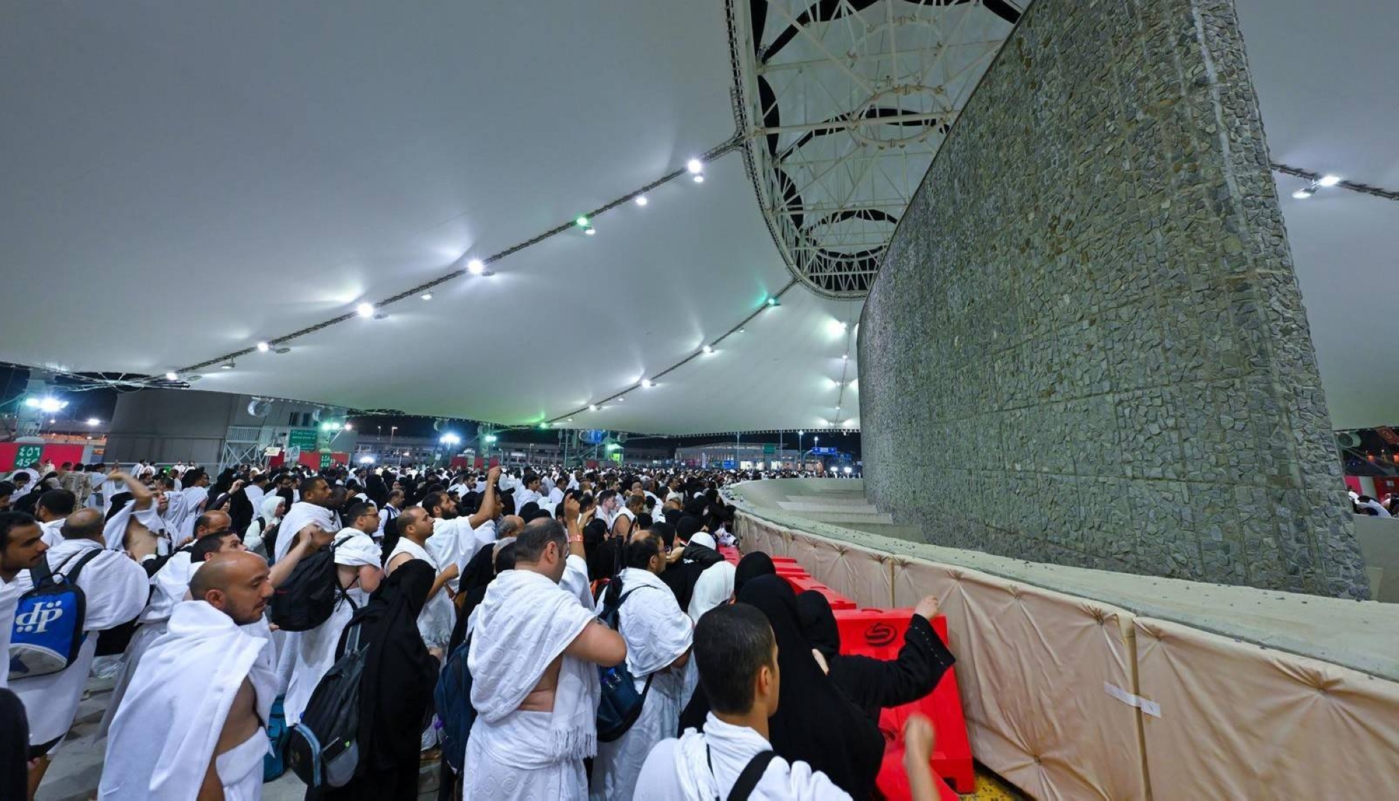 توافد الحجّاج لرمي جمرة العقبة الكبرى في يوم النحر