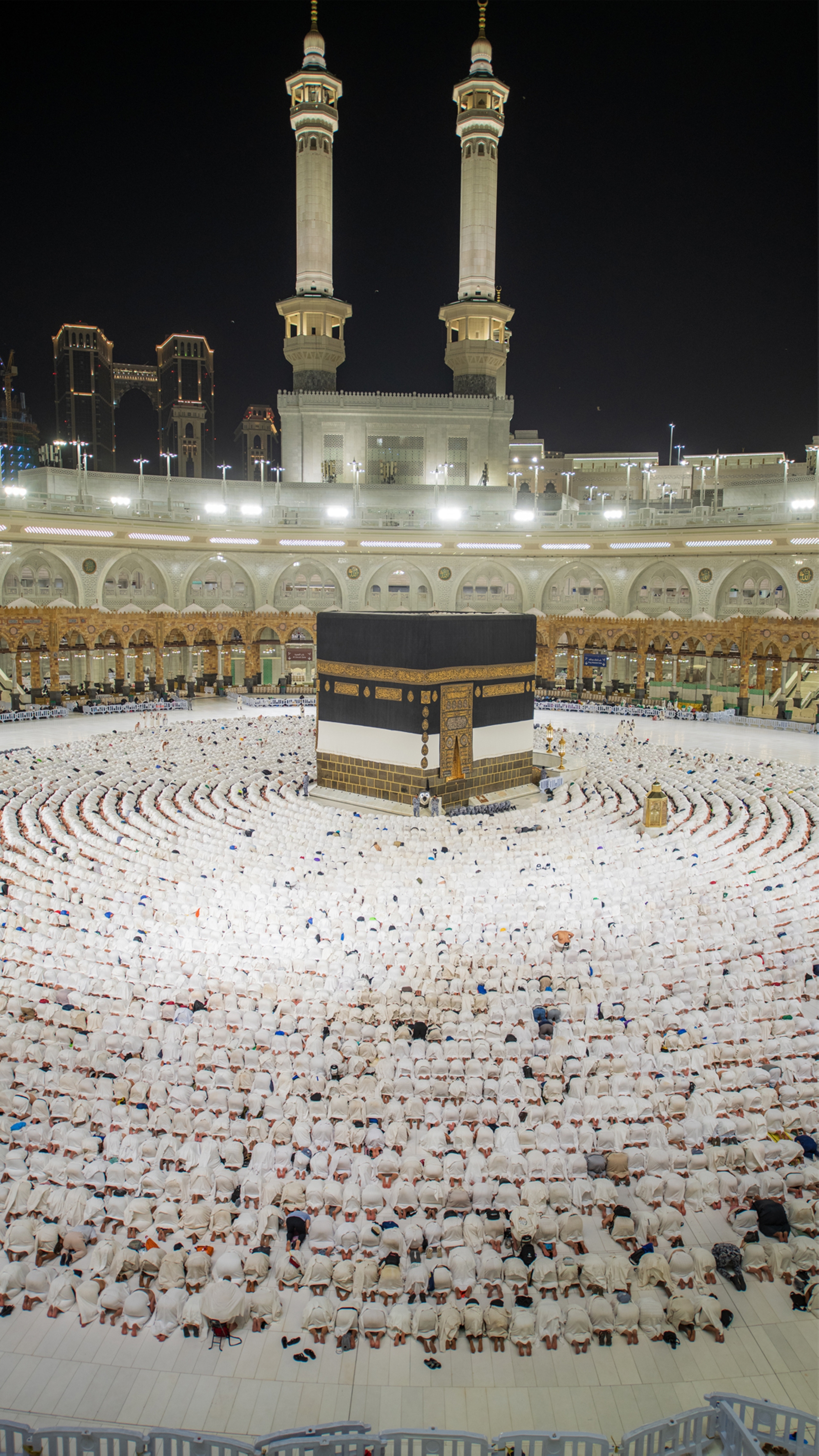 جموع المصلين يؤدون صلاة عيد الأضحى في المسجد الحرام