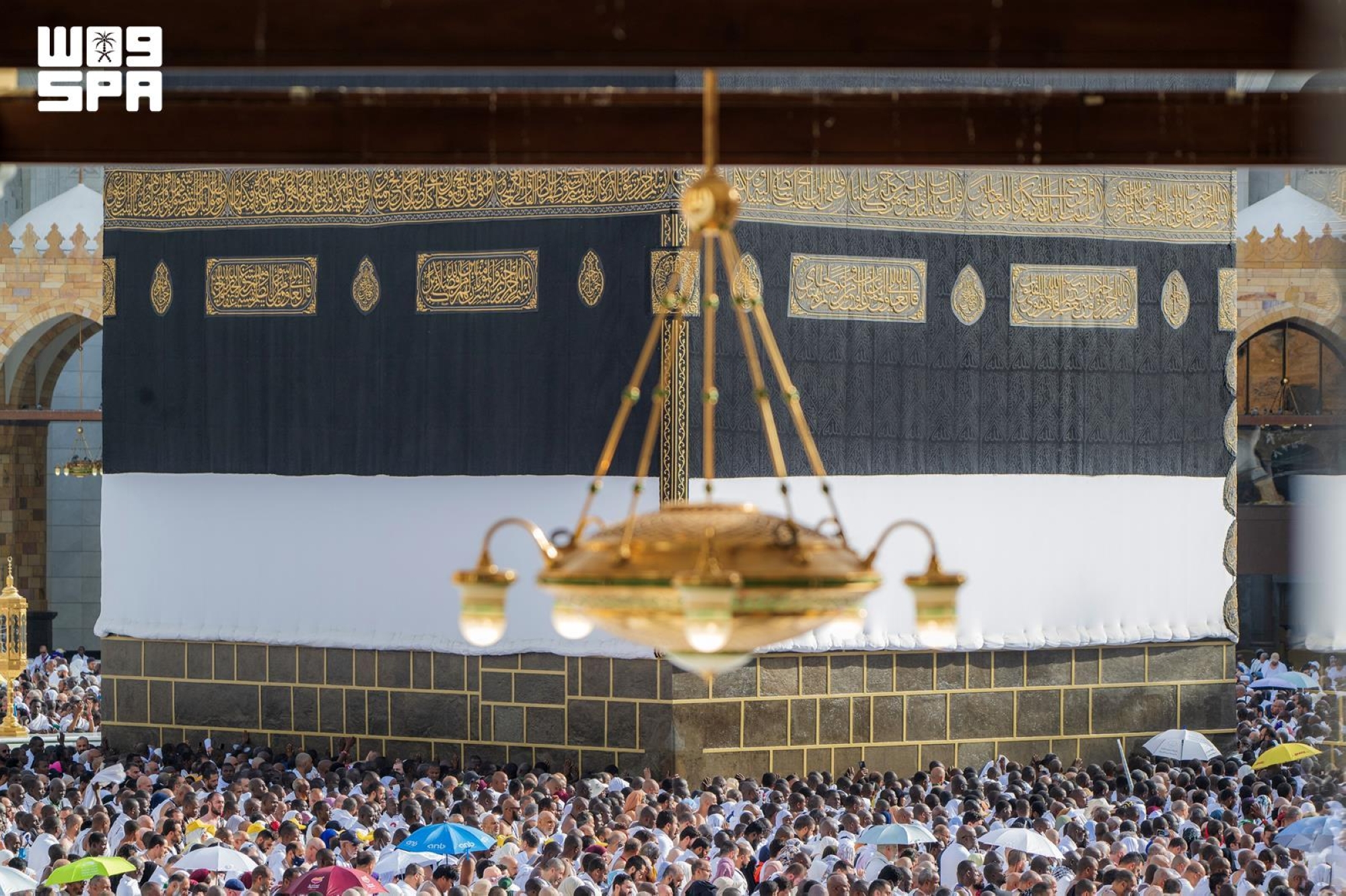 الحجاج يؤدون طواف الإفاضة بانسيابية في المسجد الحرام