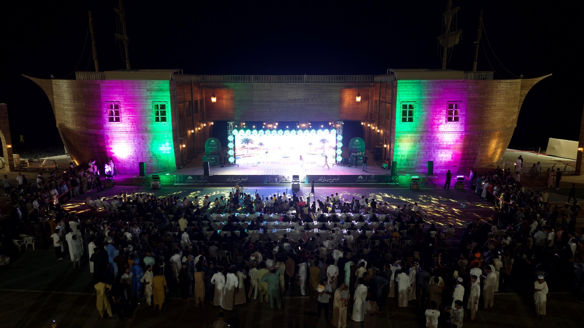 "مسرح السفينة" بجازان يجذب الأهالي والزوار في العيد