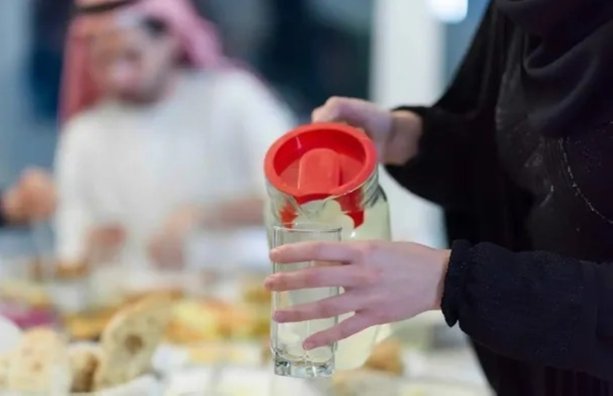 تتحول بعض الأطعمة والمشروبات الشائعة إلى سبب خفي لفقدان السوائل