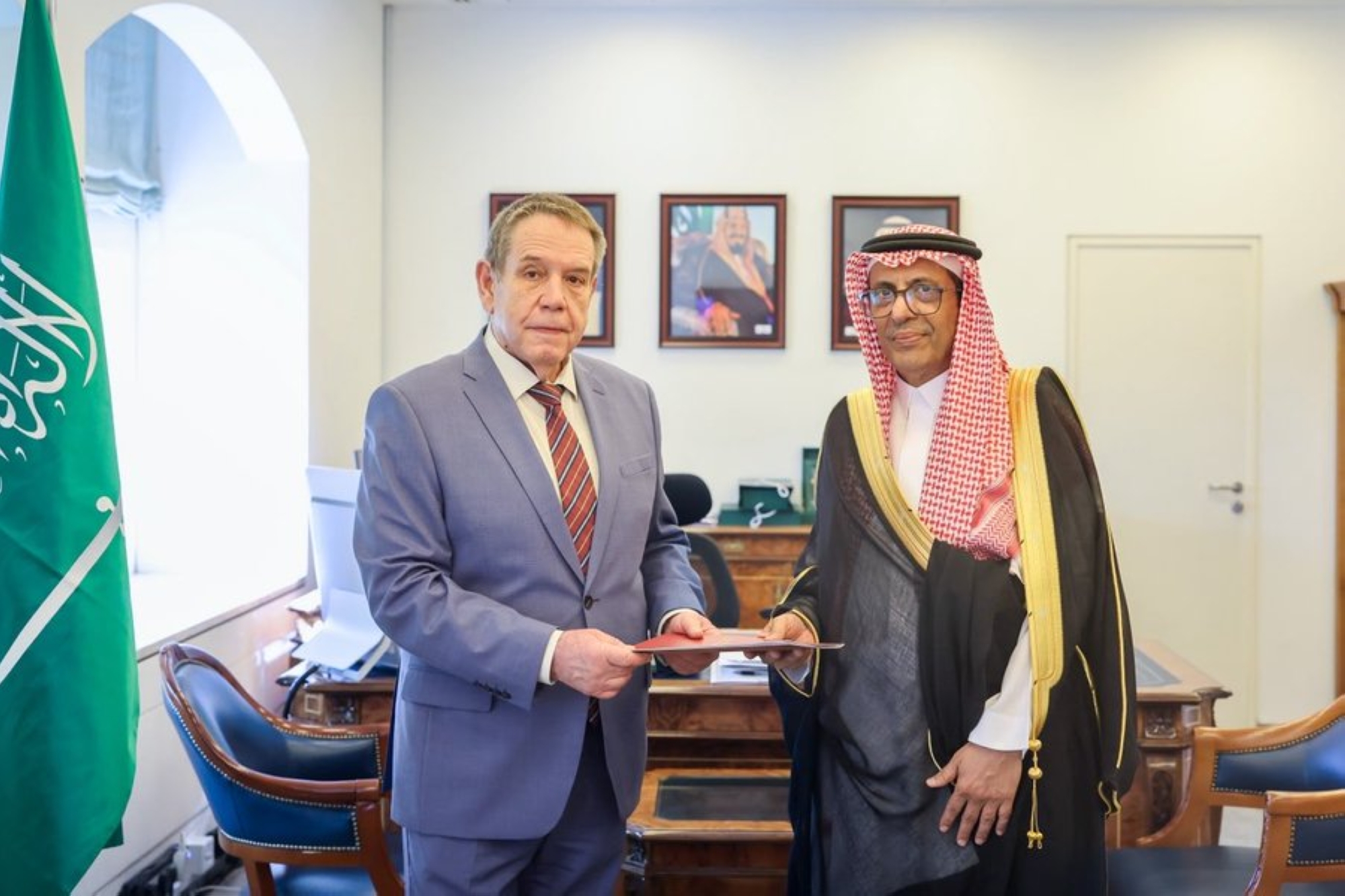 وزير الخارجية يتلقى رسالة خطية من نظيره الروسي