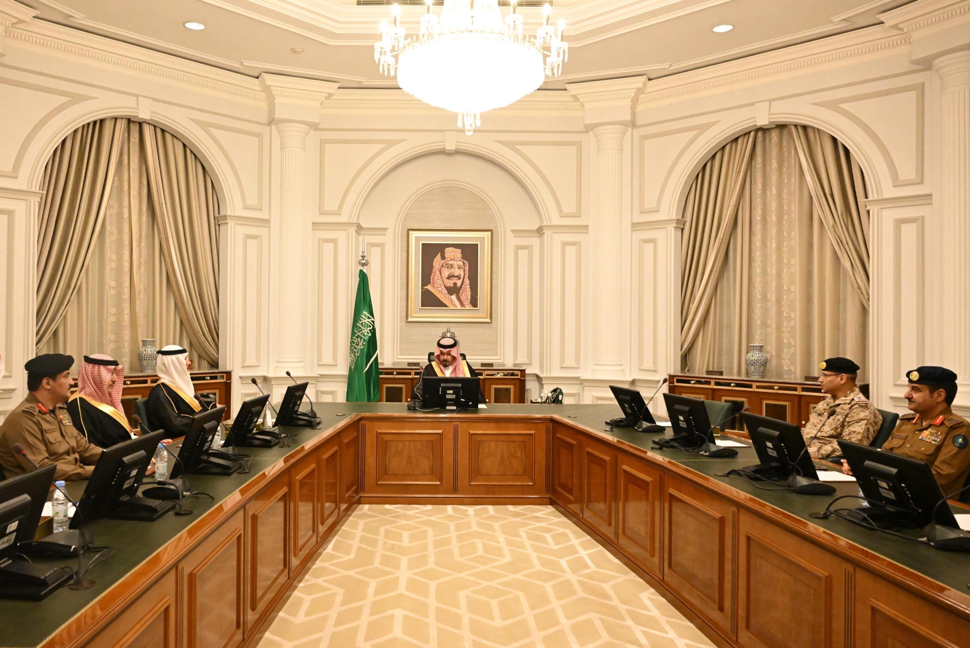أمير المدينة يشيد بنجاح موسم الحج في اجتماع اللجنة الأمنية