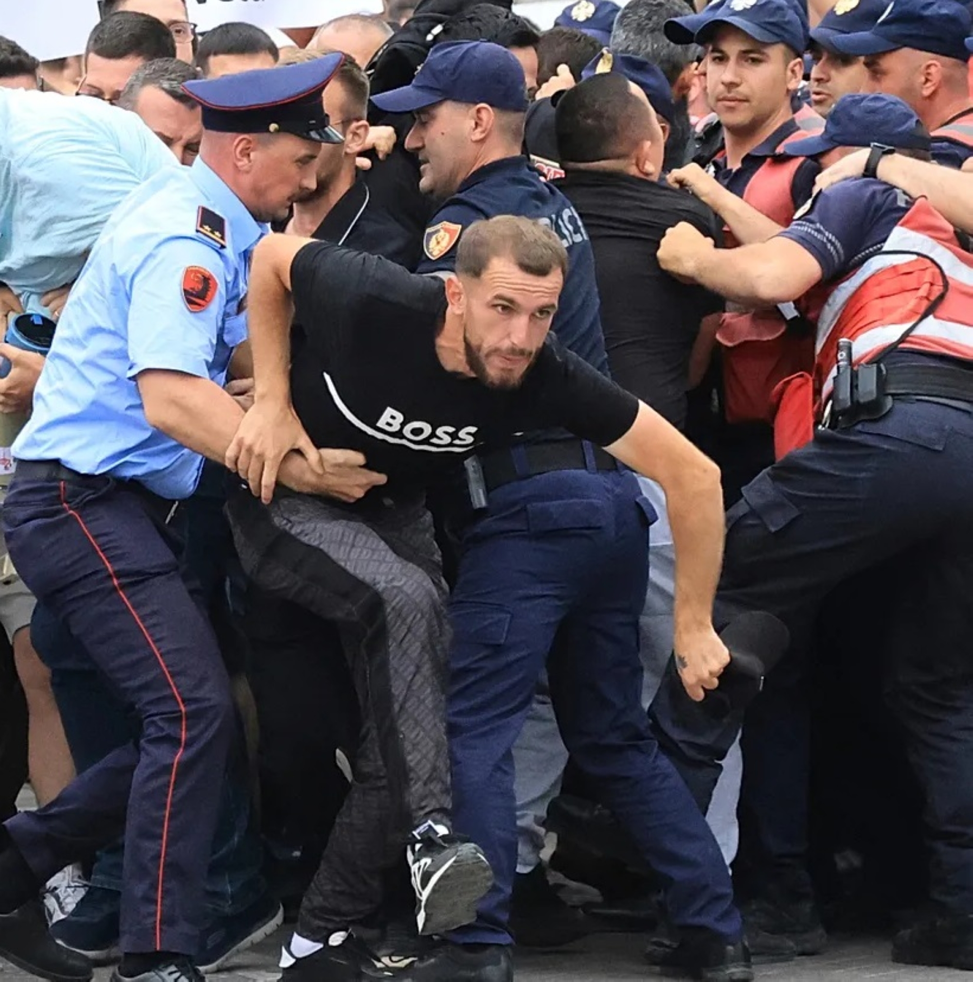 السفارة تحذّر المواطنين من التظاهرات في ألبانيا