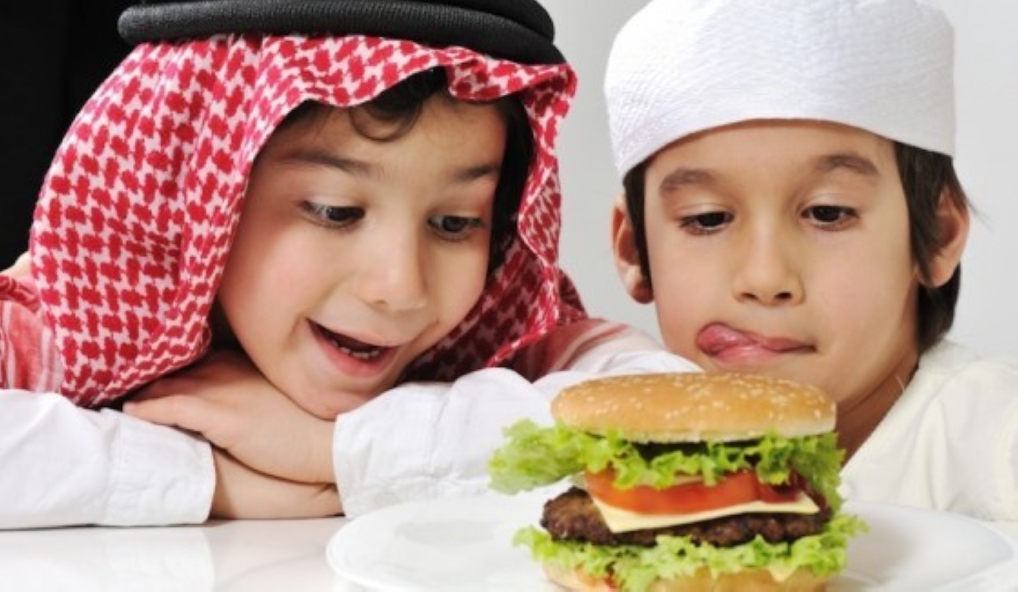الوجبات السريعة في الطفولة.. كيف تعيد برمجة الدماغ؟
