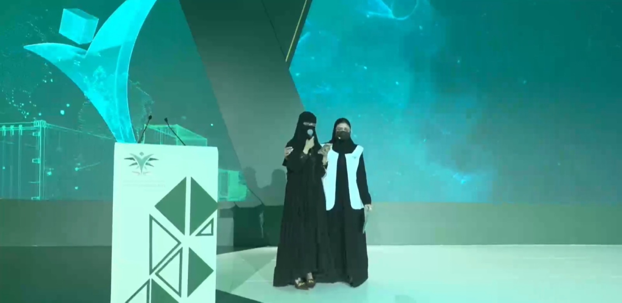 لحظة مؤثرة.. فتاة تحتفي بأمها الخريجة وتروي قصة كفاحها