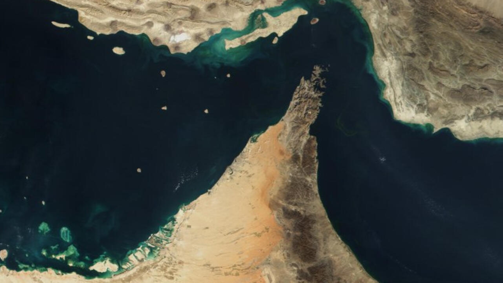 إيران تعلن إغلاق مضيق هرمز.. وواشنطن تنفي