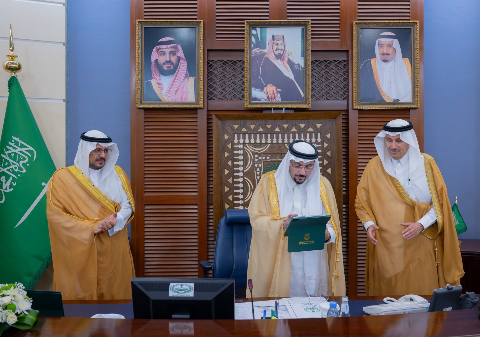 أمير القصيم يدشّن حملة "طرق آمنة" لتعزيز السلامة المرورية