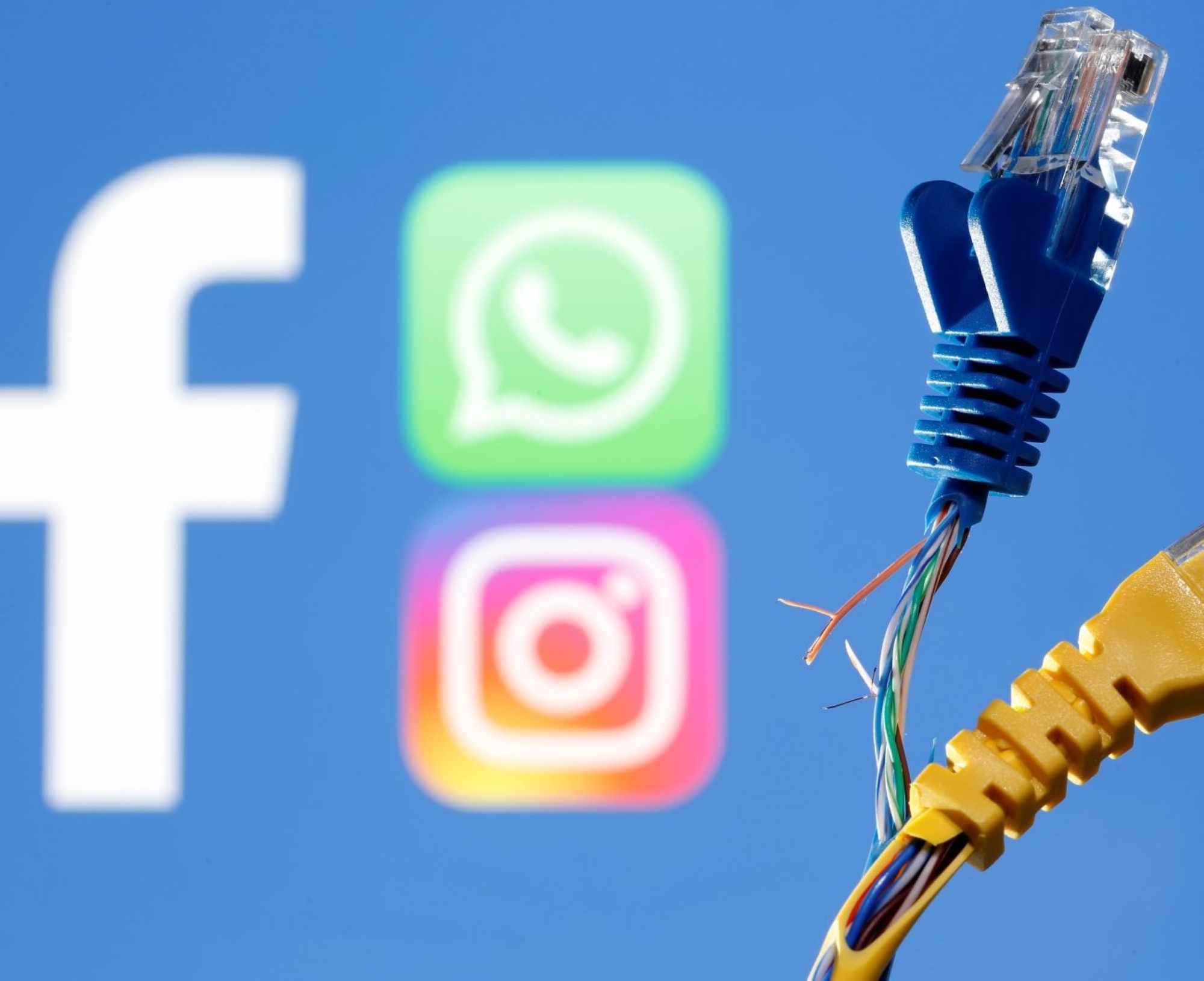 عودة فيسبوك وإنستجرام وواتساب بعد عُطل عالمي