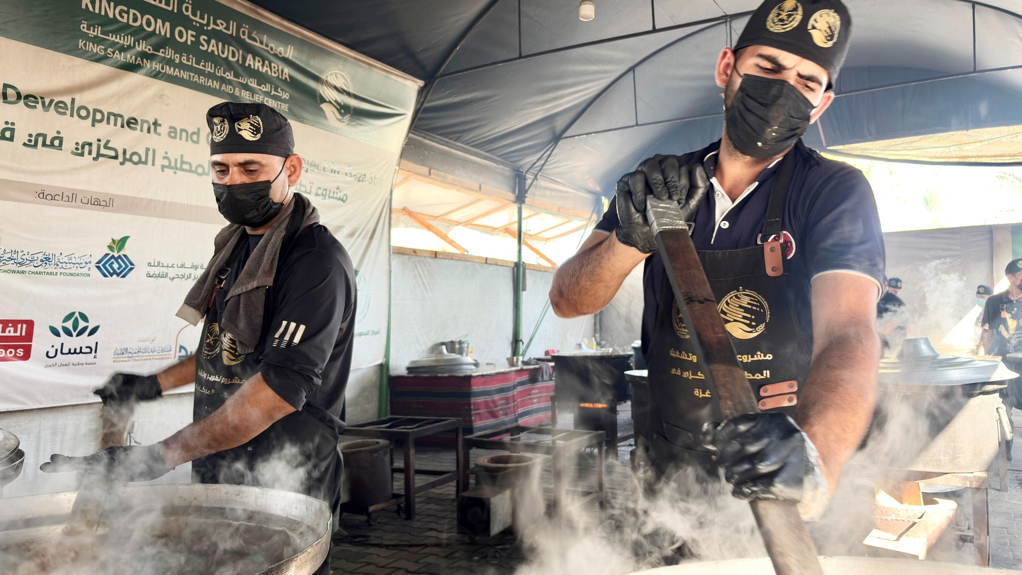 وجبات وسلال غذائية سعودية لدعم أهالي غزة