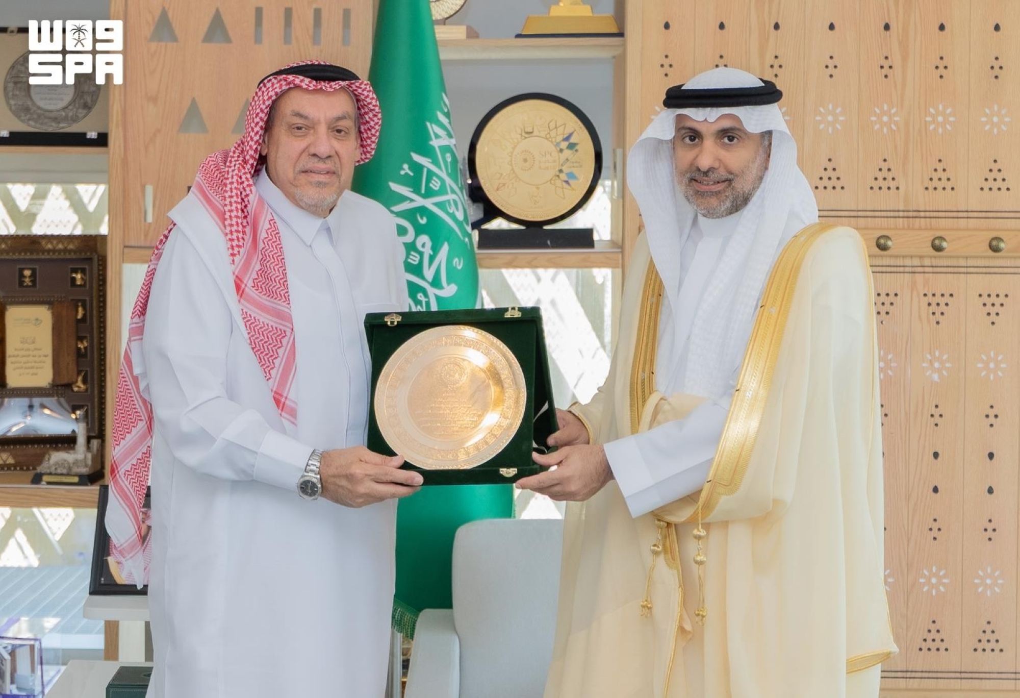 الجلاجل يكرم كفاءات سعودية فازت بالجوائز العربية للطب والتمريض