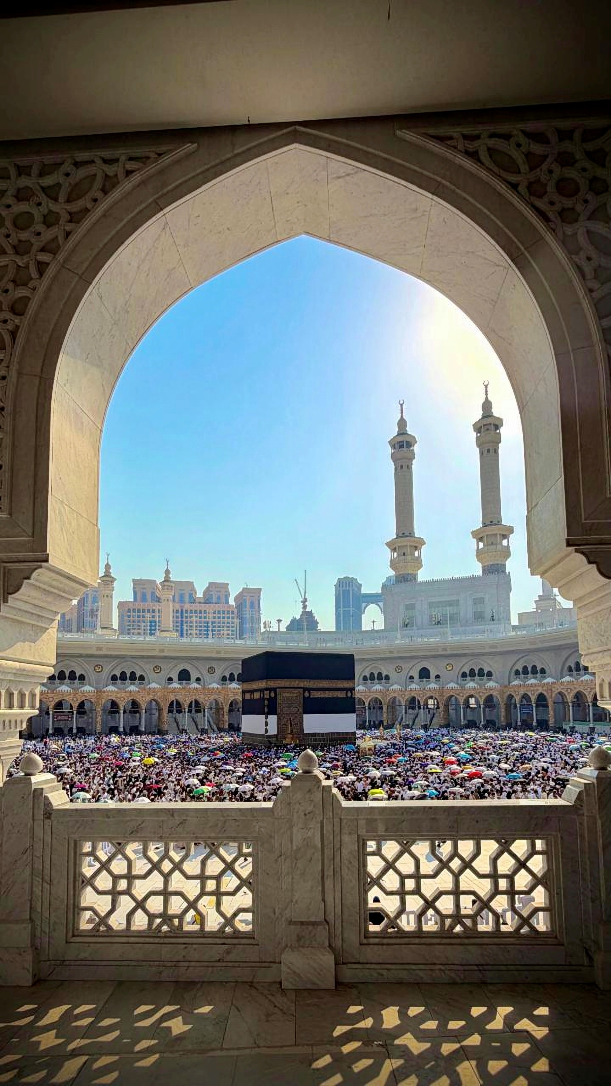 الكعبة المشرفة تتأهَّب لاستقبال ثوبها الجديد