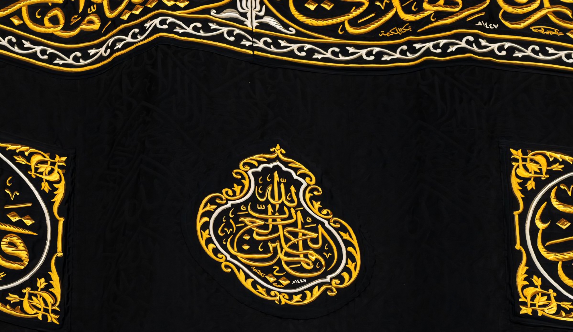 "الثلث الجلي" يزيّن كسوة الكعبة ويبرز جمال الخط العربي