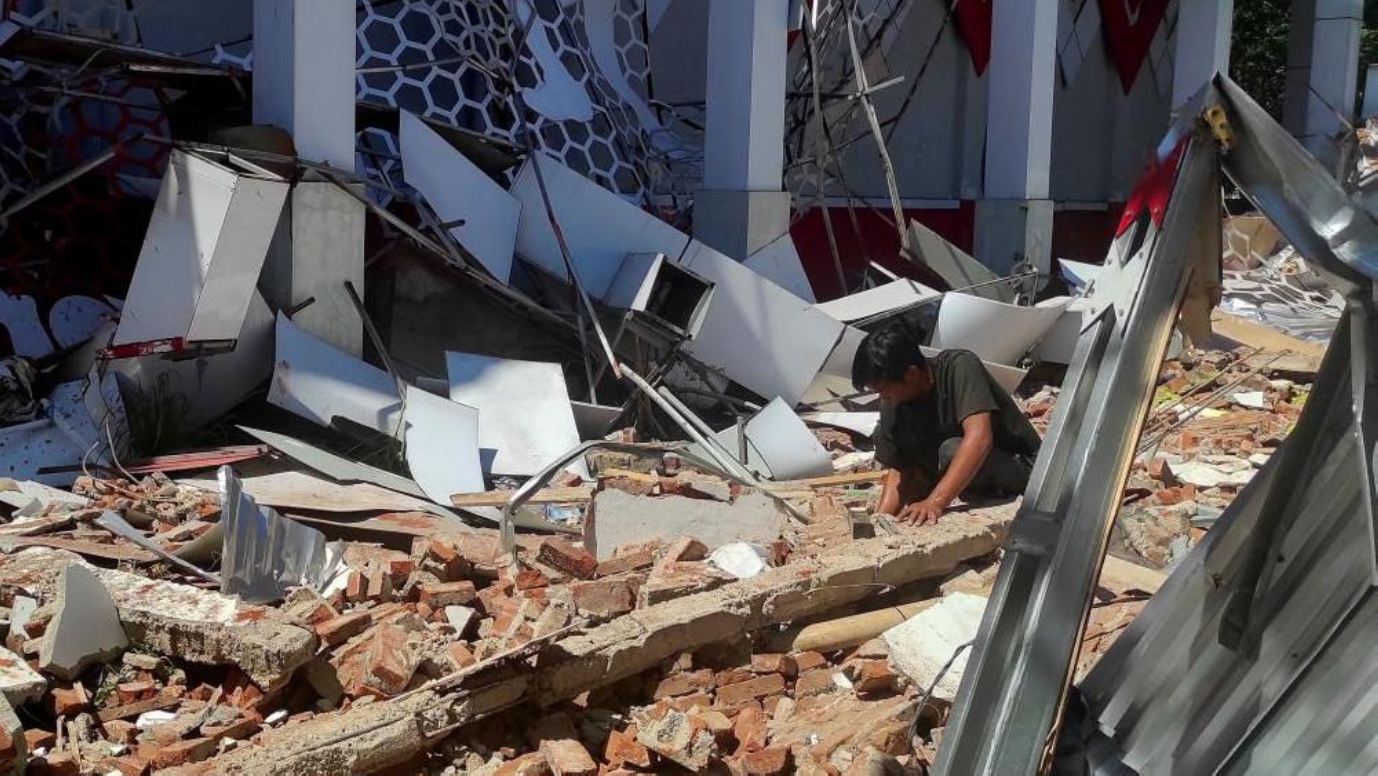 زلزال بقوة 6.7 درجة يخلف أضرارًا بإندونيسيا