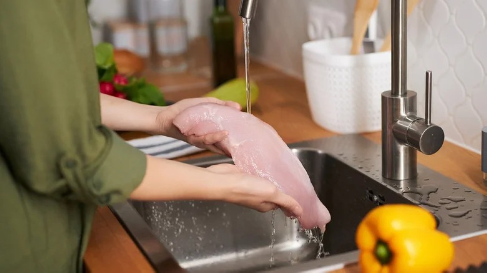 تكمن الخطورة الحقيقية في الرذاذ المتطاير أثناء غسل الدجاج تحت الصنبور