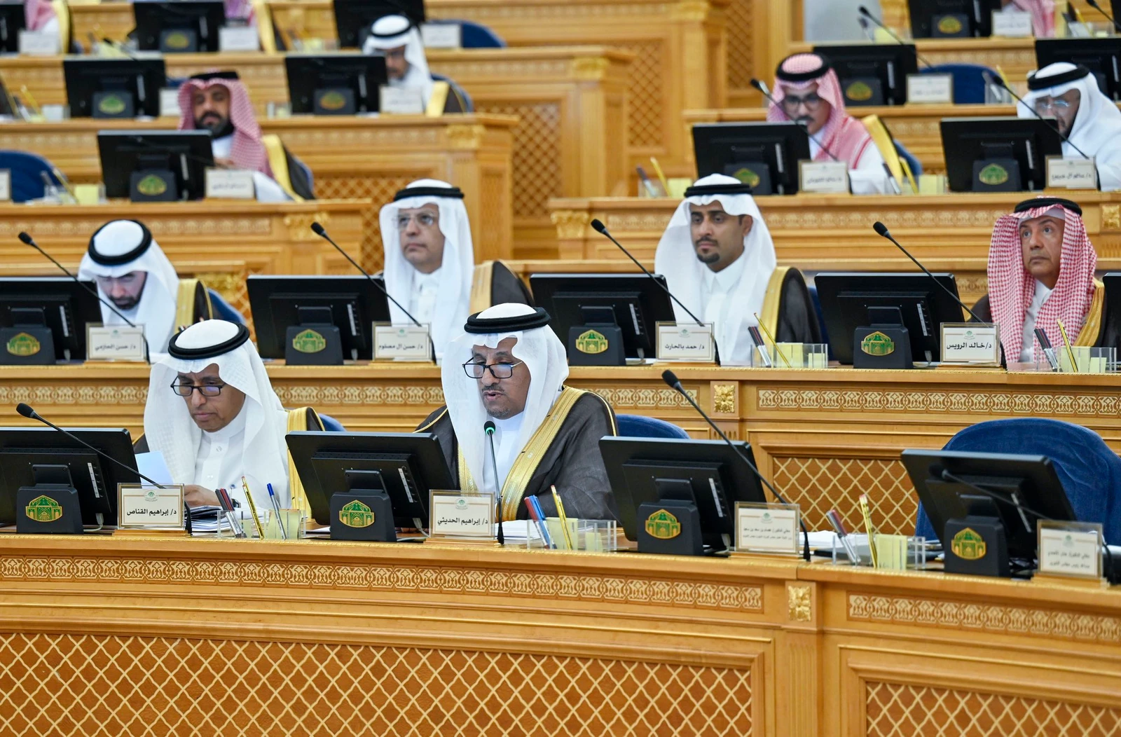 مطالبة شورية بقيود على منصات التواصل لمن دون 16 عامًا