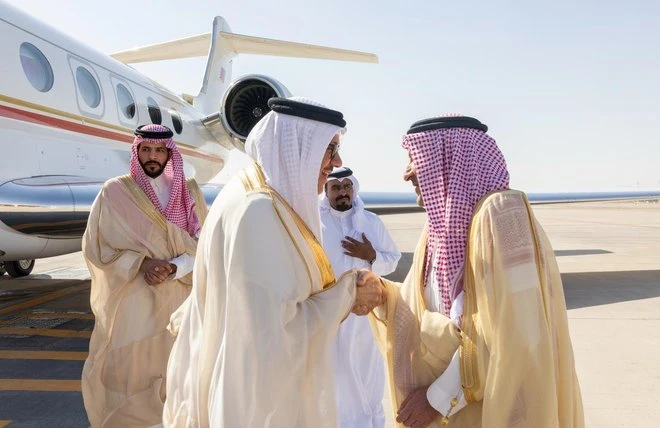  وزير خارجية البحرين يصل إلى الرياض 