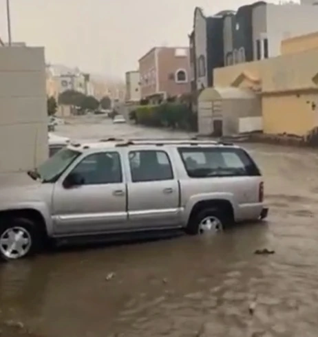 السيول تغرق الطرق بالطائف وتجرف المركبات