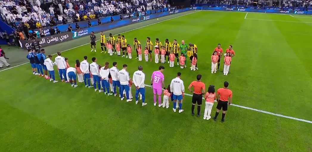 ممر شرفي من لاعبي الهلال والاتحاد احتفالًا بـ"خليجي 27"