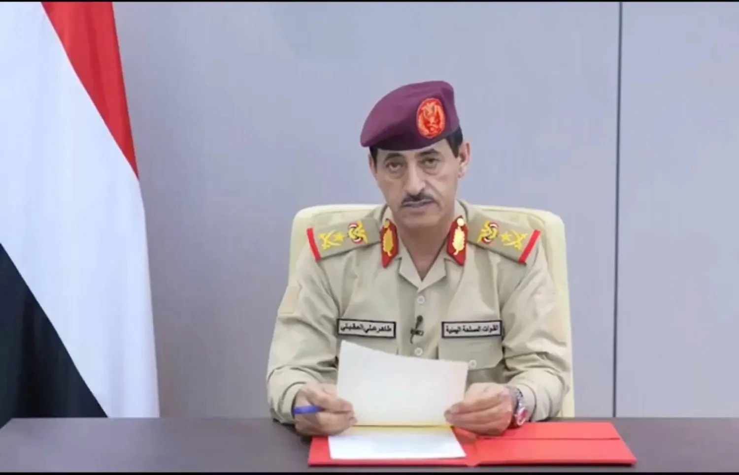 اليمن يستهدف مدرج مطار صنعاء لمنع هبوط طائرة إيرانية